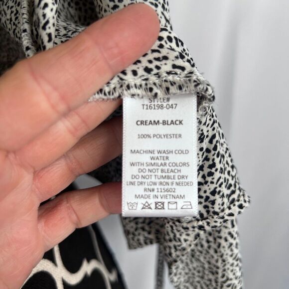 Lush Black & White Animal Print Short Sleeve Vneck Wrap Shirt Lightweight Sz XL - Picture 3 of 13